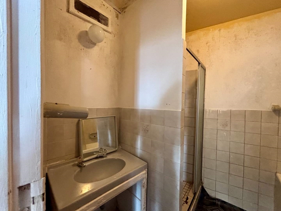 2 Bedroom Property for Sale in Vredehoek Western Cape